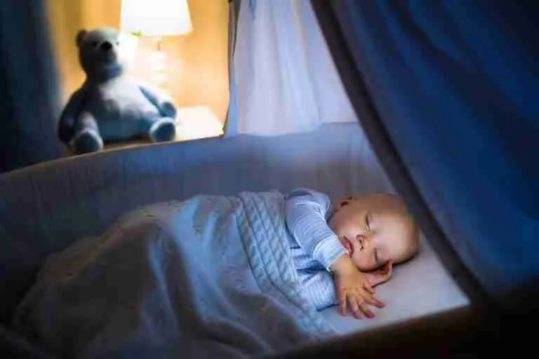 How to Help Babies Feel Comfortable in the Dark